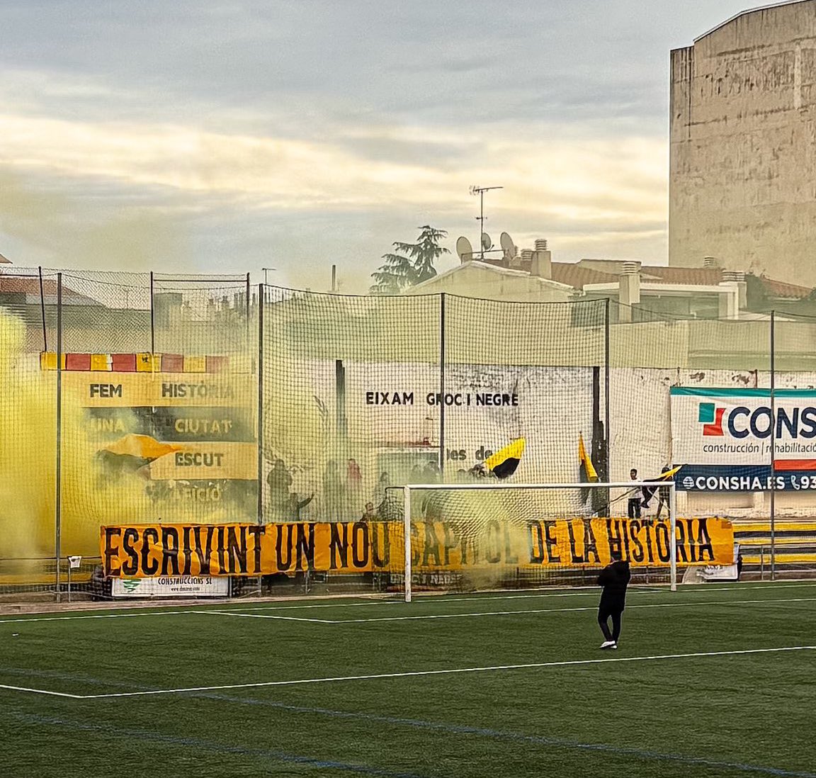 eixamgrocinegre's tweet photo. Un arbitratge polèmic entela l’actuació de les nostres jugadores. Partidàs groc i negre amb la grada, i el camp, de gom a gom.

Orgullosos de vosaltres, @ce_mataro . Esteu escrivint un nou capítol de la història d’aquest escut! 🐝 https://t.co/5BEHJSuIC7