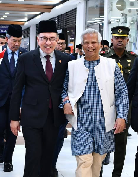 DrZulkifliHasan's tweet photo. Madani Membantu: PMX Konsisten Perjuang Isu Kemiskinan Sedari Usia Belia 

Baru-baru ini di Davos, Switzerland, Pemenang Hadiah Nobel &amp; penasihat kerajaan sementara Bangladesh, Prof. Dr. Muhammad Yunus menyebut bagaimana YAB PM, Datuk Seri @anwaribrahim (PMX)...

1/14 https://t.co/Ksw3KJywWA