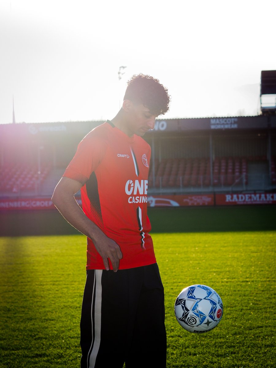 AlmereCityFC's tweet photo. 📸 Picture perfect!

Onze nieuwe aanvaller.

#WelkomAli https://t.co/90ly6UTQMn