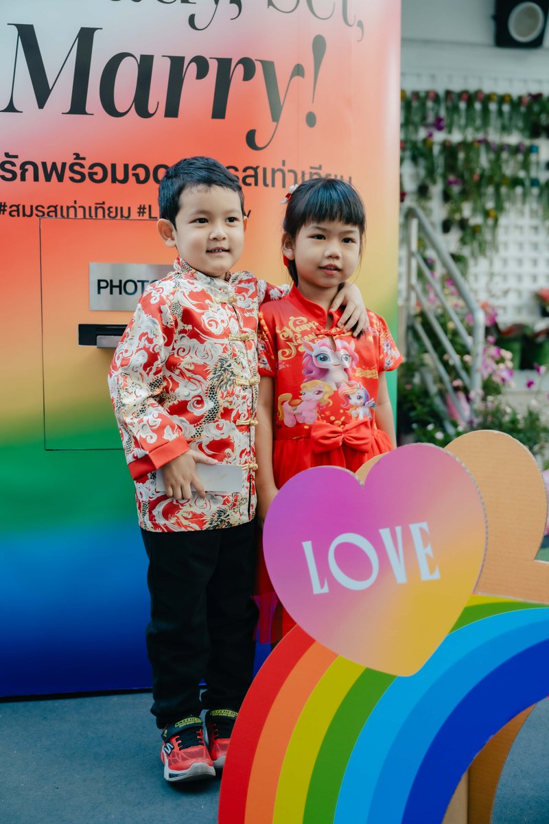 SansiriPLC's tweet photo. #ReadySetMarry ภาพแห่งความประทับใจของกิจกรรม Photo Bus คาราวานรัก Just Married! ประจำวันนี้ แสนสิริได้จัดร่วมกับกรุงเทพมหานคร และสำนักงานเขตบางรัก 👩🏻❤️👩🏻อบอวลไปด้วยความรักสมชื่อสำนักงานเขตกันเลยทีเดียว 🩷
Ready, Set, Marry! คลิก https://t.co/RFaWzWn9PC
#สมรสเท่าเทียม #LiveEqually #Sansiri