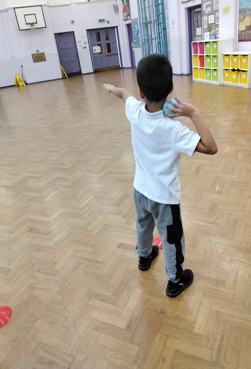 LeighPrimary's tweet image. During PE this term, Y3 have been learning about throwing and jumping. Today, children have been learning about the Shot put and how to throw with the correct technique. 

#CompletePE 
#PE