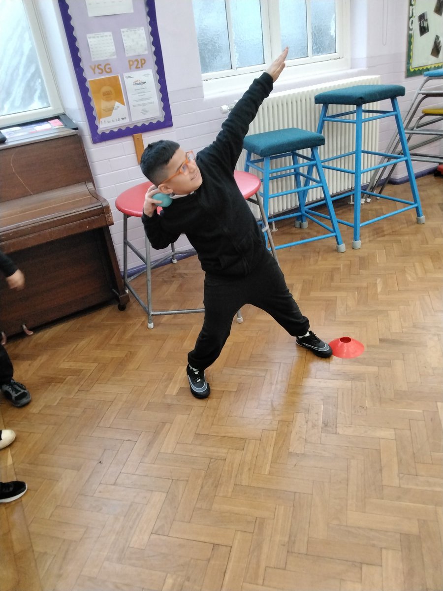 LeighPrimary's tweet image. During PE this term, Y3 have been learning about throwing and jumping. Today, children have been learning about the Shot put and how to throw with the correct technique. 

#CompletePE 
#PE