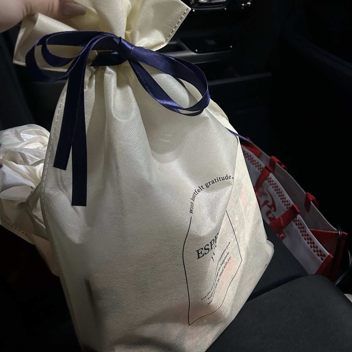 __carp_12's tweet photo. 準備不足の為当日までに間に合わなかったですが😢
本日無事郵送完了しました📮

頂いたメッセージは色紙にまとめ、写真達はコラージュっぽくしてみました！🎁💭
モザイクアートは額縁へ！🖼️

そして参加して下さった方々本当にありがとうございました😭🙏🏼💭

来年も沢山のご参加お待ちしております！ https://t.co/bzlWdCaDXo