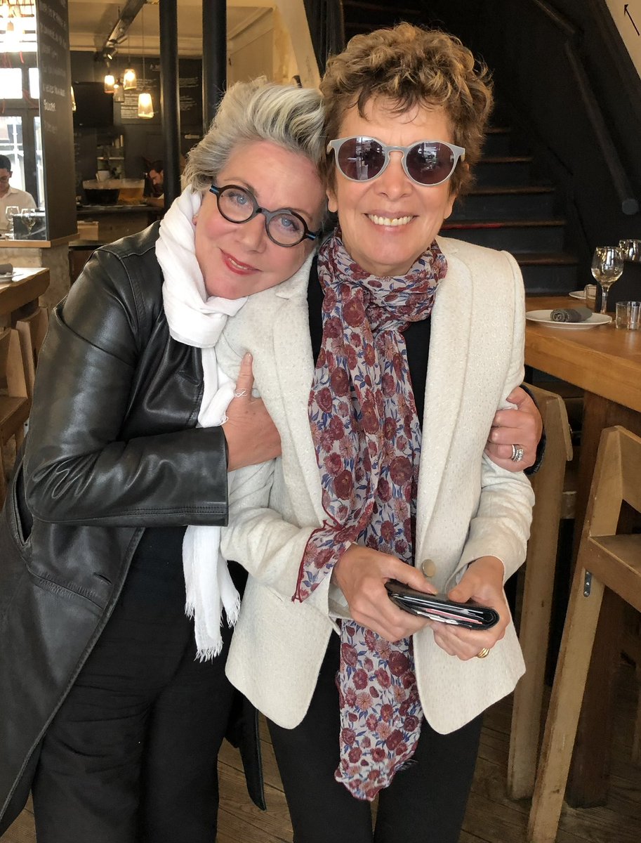 3/3

Tu es partie ma chérie tout doucement, silencieusement, apaisée. 
Nous t’aimons tant ❤️
Ce matin  « le ciel bas et lourd pèse comme un couvercle, sur l’esprit gémissant en proie au long ennui» 
Charles Baudelaire « Spleen »