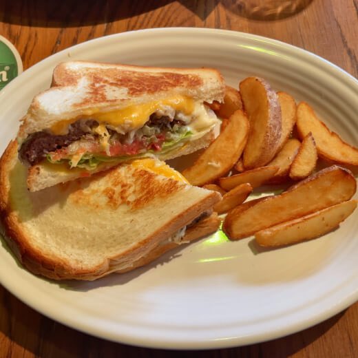 diary68093385's tweet photo. 【新山下・codie's】
新山下の人気バーガーショップ。
チーズバーガーも美味しかったけど、パティメルトも美味かったー
ドリンクメニューにドクターペッパーがあるのも好印象。

https://t.co/QqZe0rGYUK https://t.co/f12p9nVDGp
