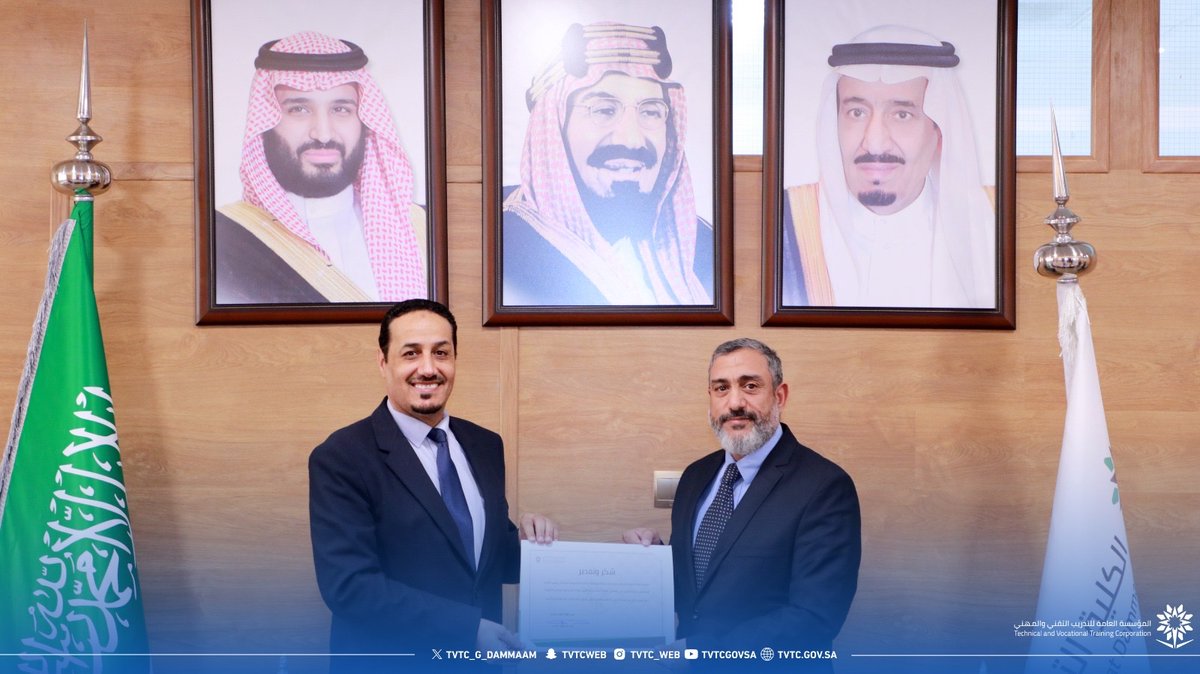 tvtc_g_dammam's tweet photo. كرّم عميدالكلية التقنية بالدمام قسمي التقنية الإلكترونية والحاسب وتقنية المعلومات برئاسة م.عبدالعزيزالغامدي م.بندرالميموني وأعضاء هيئة التدريب من القسمين تقديراً لجهودهم المميزة خلال الفصل الأول من العام الحالي 1446التي أسهمت في تحقيق أهداف الكلية ورفع مستوى الأداء.
#تقني_الشرقية https://t.co/iMBU8wtn2F