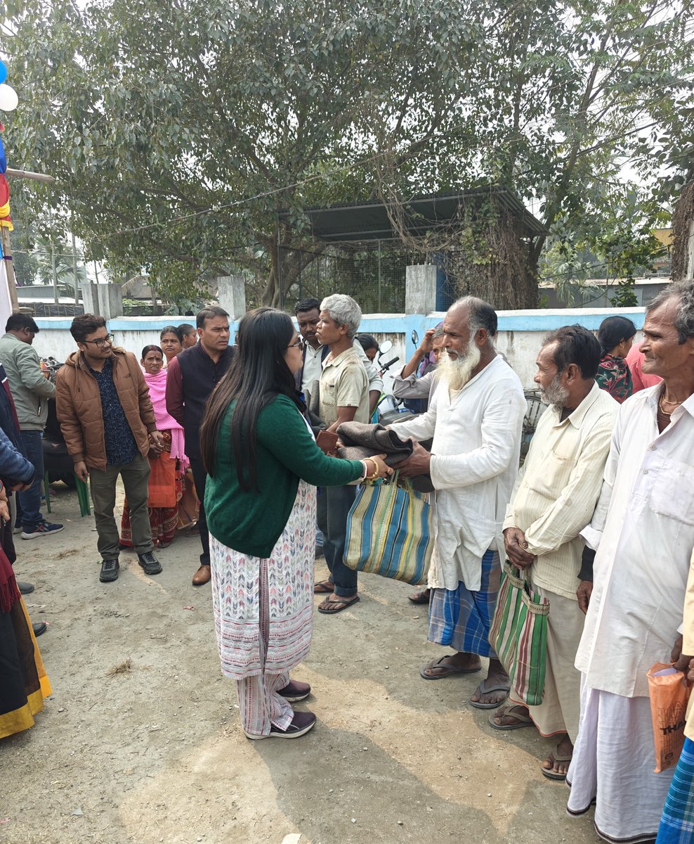Blanket distribution by DM sir &amp; BDO madam at Dewanhat High School Duare Sarkar camp,Cooch Behar-I Dev. Block #Duare_Sarkar_Phase_IX <a href="/DMCoochbehar/">DM CoochBehar</a> <a href="/DCoochbeha53730/">DICO Coochbehar</a>