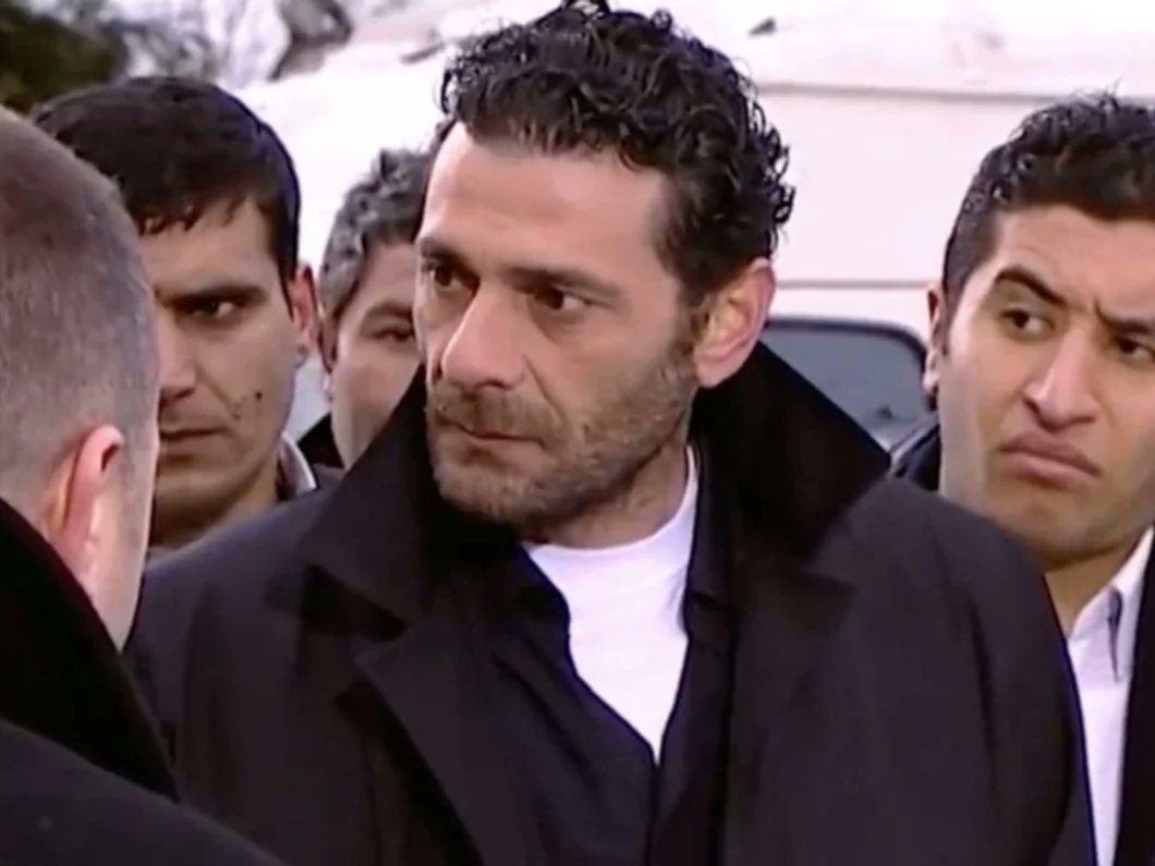 Türk televizyon tarihinin gördüğü en yiğit en namlı adam Cerrahpaşalı Halit'tir.

1-) İntikam için kardeşinin 40'ını beklemiştir.
2-) Elinde çokça fırsat olduğu halde olayı devlete taşımamıştır.
3-) Çakır gibi çocuklara, kadınlara silah dayamamıştır.
4-) İstanbul'da gerçekten nam