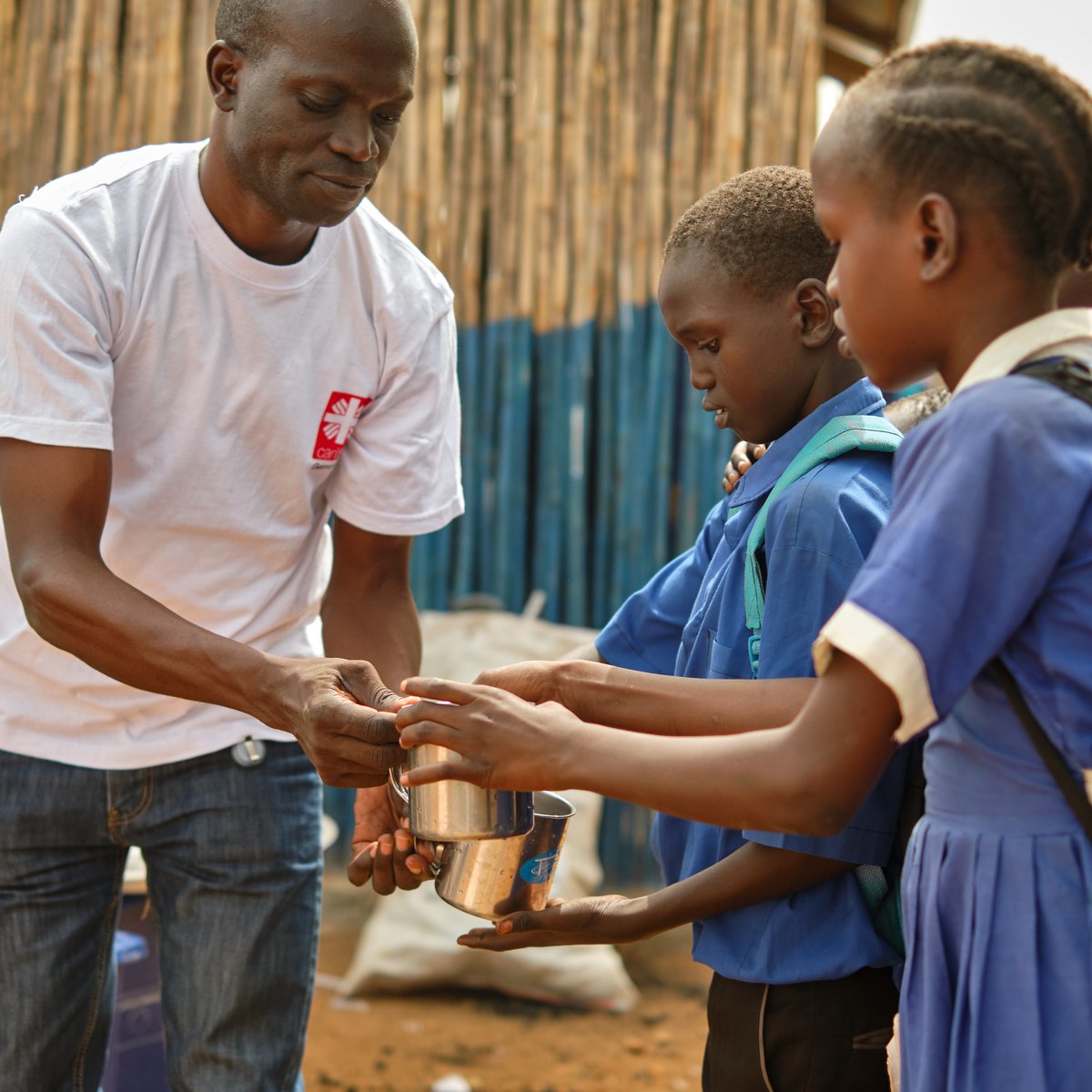 #Sudan: la crisi umanitaria più grave al mondo
26,5 milioni di persone soffrono la fame. 8 milioni rischiano la catastrofe. #Caritas è presente, portando aiuti urgenti. 
Chiediamo: cessate il fuoco, stop armi, accesso sicuro agli aiuti.
👉 tinyurl.com/2t8hcmht
#EmergenzaSudan