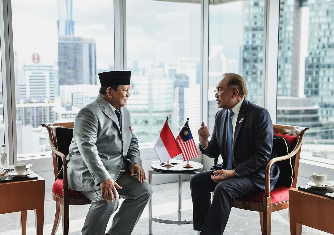 prabowo's tweet photo. Dalam pertemuan saya dengan Perdana Menteri Malaysia, @anwaribrahim, kami sepakat untuk terus memperkuat kerja sama di berbagai bidang strategis, termasuk kolaborasi energi antara Pertamina dan Petronas, serta pengelolaan industri kelapa sawit yang menjadi komoditas utama kedua negara.

Sebagai sesama anggota ASEAN, kami juga berkomitmen untuk mendorong keberlanjutan pembangunan dan menjaga stabilitas kawasan. Selain itu, kami sepakat untuk menyelesaikan isu-isu bilateral secara adil dan menata regulasi yang dapat memastikan terpenuhinya kepentingan rakyat kedua negara.

Saya optimis bahwa hubungan erat Indonesia dan Malaysia akan semakin kokoh dan membawa manfaat nyata bagi masyarakat kedua bangsa.

Menara Kembar Petronas, Kuala Lumpur,
Malaysia, 27 Januari 2025

Foto: Tim Media Presiden