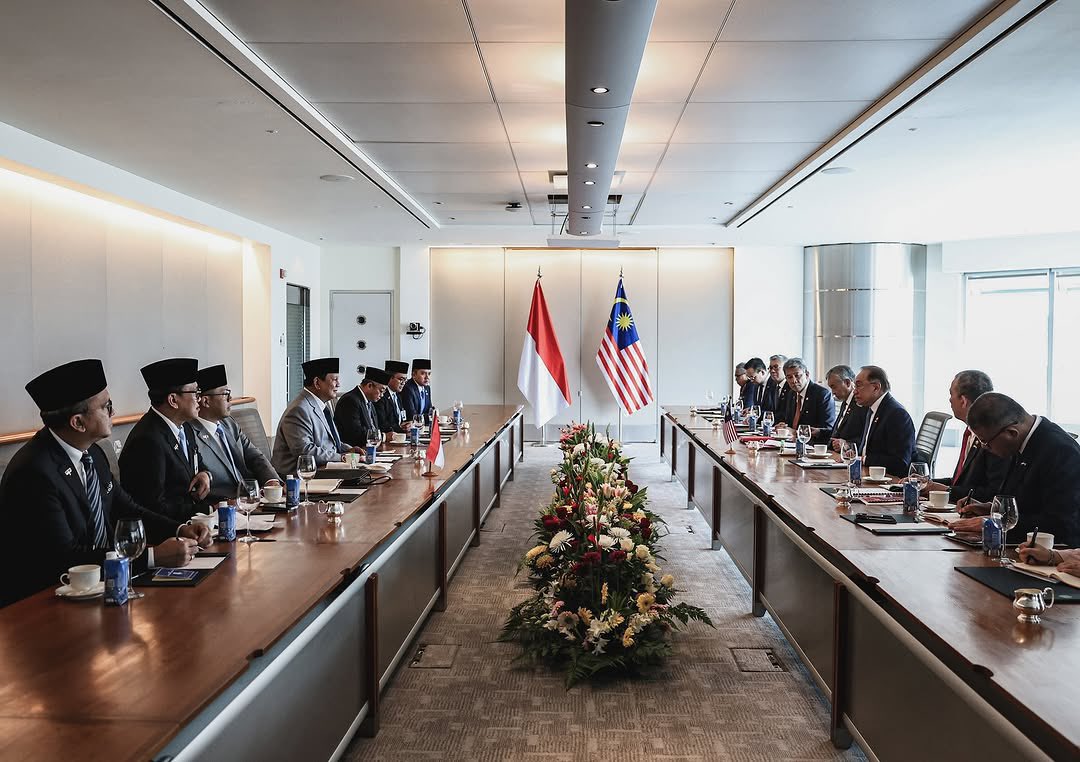 prabowo's tweet photo. Dalam pertemuan saya dengan Perdana Menteri Malaysia, @anwaribrahim, kami sepakat untuk terus memperkuat kerja sama di berbagai bidang strategis, termasuk kolaborasi energi antara Pertamina dan Petronas, serta pengelolaan industri kelapa sawit yang menjadi komoditas utama kedua negara.

Sebagai sesama anggota ASEAN, kami juga berkomitmen untuk mendorong keberlanjutan pembangunan dan menjaga stabilitas kawasan. Selain itu, kami sepakat untuk menyelesaikan isu-isu bilateral secara adil dan menata regulasi yang dapat memastikan terpenuhinya kepentingan rakyat kedua negara.

Saya optimis bahwa hubungan erat Indonesia dan Malaysia akan semakin kokoh dan membawa manfaat nyata bagi masyarakat kedua bangsa.

Menara Kembar Petronas, Kuala Lumpur,
Malaysia, 27 Januari 2025

Foto: Tim Media Presiden