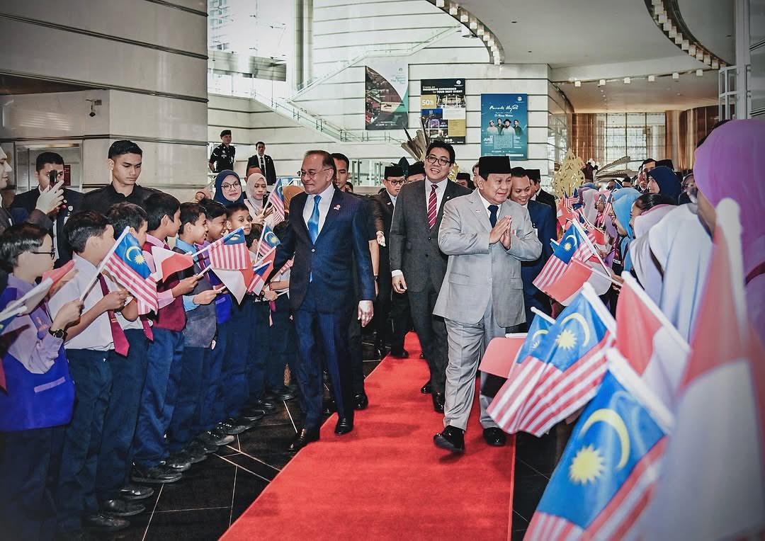 prabowo's tweet photo. Dalam pertemuan saya dengan Perdana Menteri Malaysia, @anwaribrahim, kami sepakat untuk terus memperkuat kerja sama di berbagai bidang strategis, termasuk kolaborasi energi antara Pertamina dan Petronas, serta pengelolaan industri kelapa sawit yang menjadi komoditas utama kedua negara.

Sebagai sesama anggota ASEAN, kami juga berkomitmen untuk mendorong keberlanjutan pembangunan dan menjaga stabilitas kawasan. Selain itu, kami sepakat untuk menyelesaikan isu-isu bilateral secara adil dan menata regulasi yang dapat memastikan terpenuhinya kepentingan rakyat kedua negara.

Saya optimis bahwa hubungan erat Indonesia dan Malaysia akan semakin kokoh dan membawa manfaat nyata bagi masyarakat kedua bangsa.

Menara Kembar Petronas, Kuala Lumpur,
Malaysia, 27 Januari 2025

Foto: Tim Media Presiden