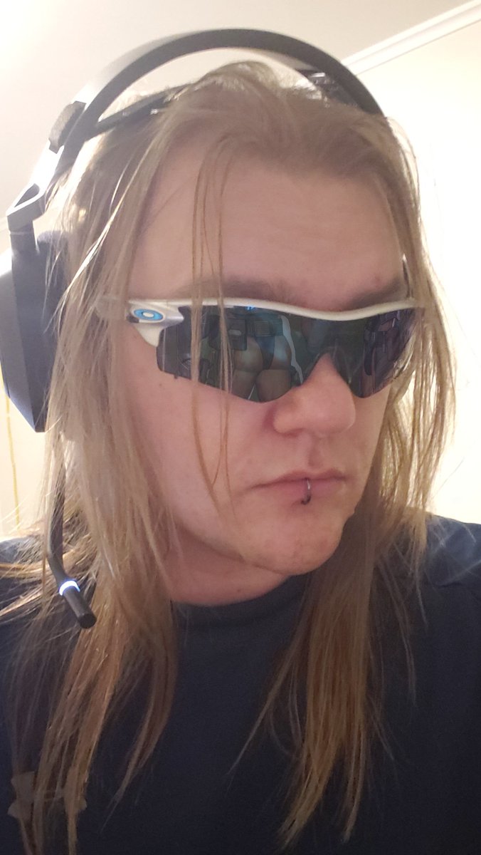 ogFeelEmotional's tweet photo. Wearing sunnies at the club so people can't see what I'm looking at- https://t.co/zExbQLmUo0