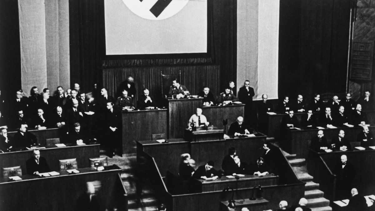 Adolf Hitler wurde am 30.01.1933 zum Reichskanzler ernannt. Im Parlament hatten die Nazis keine Mehrheit, sie hatten "nur" 33 Prozent der Stimmen bekommen. An die Macht kamen die Nazis mit der Unterstützung und im März 1933 mit den Stimmen der Konservativen. Niemals vergessen.