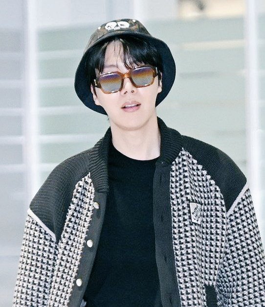 KaitoLunaa's tweet photo. 《 ترندینگ برای سانشاین داریم ریپ + ریت ! 》

WELCOME HOME J-HOPE
WELCOME HOME HOBI
#uarmyhope #jhope #제이홉 #방탄소년단제이홉 @BTS_twt https://t.co/UDj8gR4ocZ