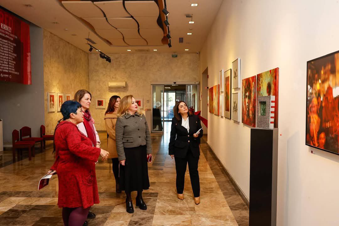 SibelTatar_'s tweet photo. Mevhibe ve Mustafa Başman Vakfı Sponsorluğunda, Ayhatun Ateşin küratörlüğünde Bayrak Radyo Televizyon Kurumu (BRTK) Yayıncılık Tarihi Müzesi HD Sergi Salonu’nda ziyarete açılan “Kırmızı” konseptli uluslararası karma sergisini ziyaret ettim. https://t.co/liaOEHSmb6