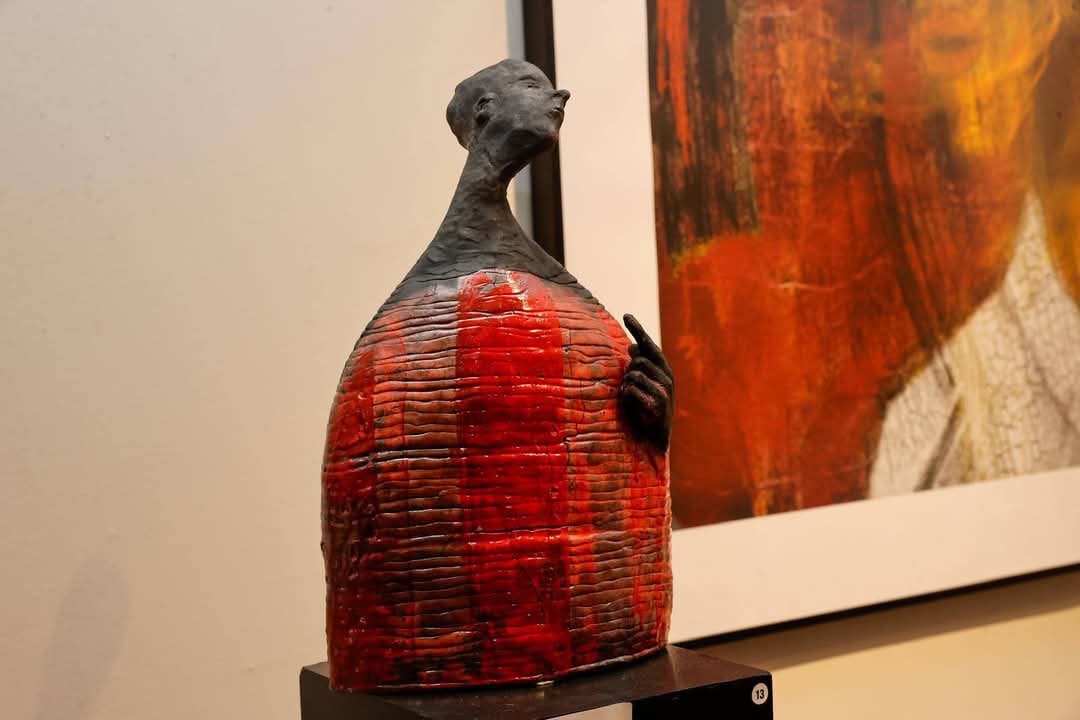 Mevhibe ve Mustafa Başman Vakfı Sponsorluğunda, Ayhatun Ateşin küratörlüğünde Bayrak Radyo Televizyon Kurumu (BRTK) Yayıncılık Tarihi Müzesi HD Sergi Salonu’nda ziyarete açılan “Kırmızı” konseptli uluslararası karma sergisini ziyaret ettim.