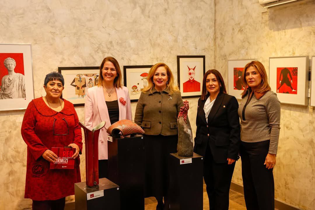 SibelTatar_'s tweet photo. Mevhibe ve Mustafa Başman Vakfı Sponsorluğunda, Ayhatun Ateşin küratörlüğünde Bayrak Radyo Televizyon Kurumu (BRTK) Yayıncılık Tarihi Müzesi HD Sergi Salonu’nda ziyarete açılan “Kırmızı” konseptli uluslararası karma sergisini ziyaret ettim. https://t.co/liaOEHSmb6