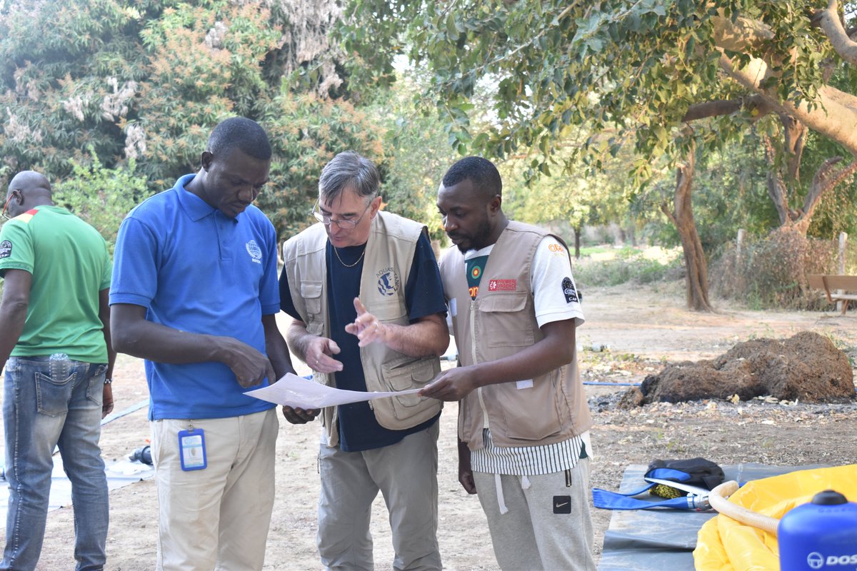 Nos équipes et nos partenaires camerounais (Tammounde Speranza et Cadepi) ont suivi une formation sur l'utilisation de l'unité mobile CDF 5000, un système de traitement de l'eau conçu pour rendre potable l'eau de sources non sécurisées en situation d'urgence.
Ce système peut
