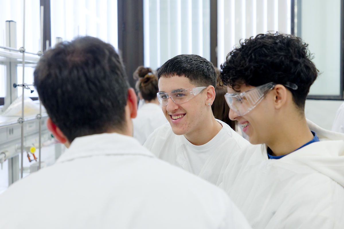 👩‍🔬 La #ULL celebra hasta hoy, 28 de enero, las XXI Jornadas "Acércate a la Química", un referente en la divulgación científica que reúne a alumnado de bachillerato para experimentar con reacciones químicas, pilas ecológicas y más.

Más info 👉 t.ull.es/22vz