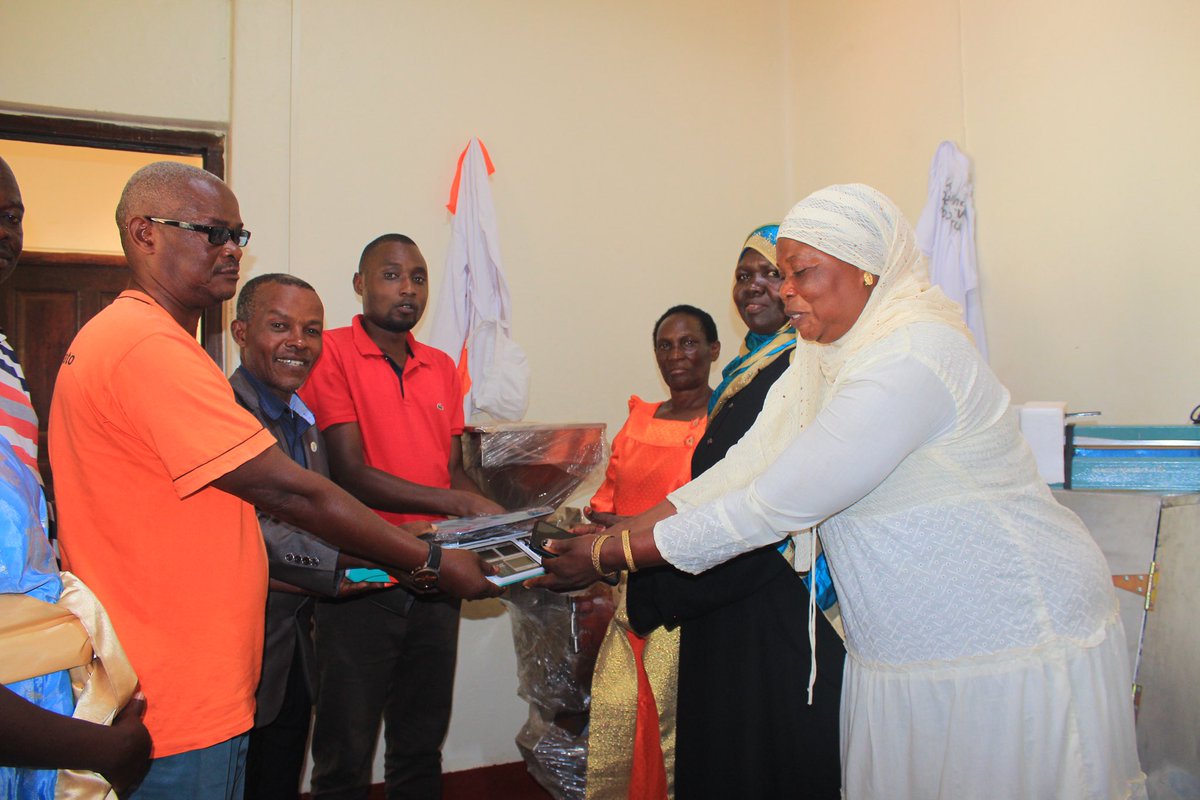 NAWOUga's tweet photo. ARCHIVES:

NAWOU with funding  from @FOKUSkvinner in partnership with LDLG handing over Equipment including; Milling machine,Oven,Chipper machine to Bajjabasaga sweet potato growers and processors group.
The equipment will go along way in enhancing  production and improve https://t.co/Y15t1PllcT