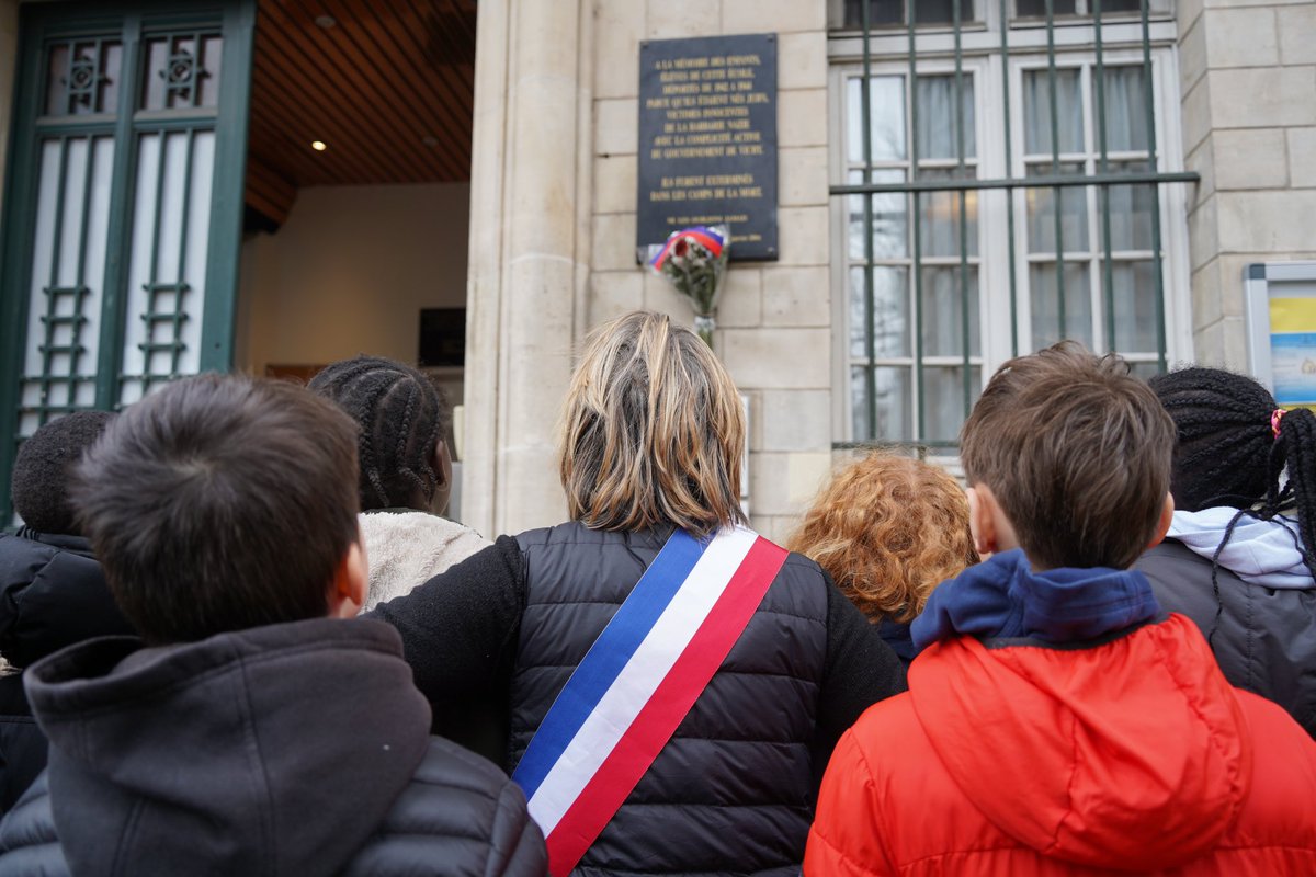 Suite des commémorations du 27 janvier en hommage aux victimes de la Shoah.

Ce matin dans les écoles de la rue Buffon pour poursuivre ces moments de mémoire. Un grand merci aux enfants et à leurs enseignants.