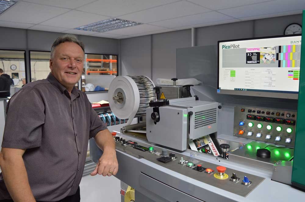 customark's tweet photo. Celebrating 33 years!
Neil’s journey at Customark is truly inspiring—starting on the shop floor with the KDO printing machine, advancing through supervisor and sales roles, and becoming Managing Director in 2013. His leadership continues to shape our success. Thank you, Neil! 👏 https://t.co/IhJ23PRMS8