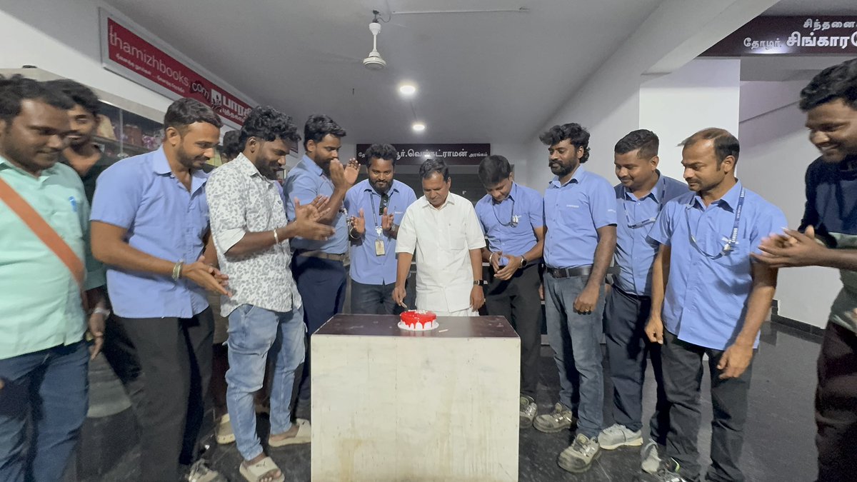iyyappancg's tweet image. சாம்சங் இந்தியா தொழிலாளர்கள் சங்கம் அதிகாரப்பூர்வமாக பதிவு பெற்றதை கேக் வெட்டி உற்சாகத்துடன் கொண்டாடினோம்! அனைத்து தோழர்களுக்கும் புரட்சிகர வாழ்த்துகள்! #UnionVictory #WorkersUnity #RevolutionaryGreetings
#SamsungWorkers