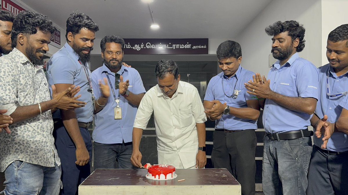 iyyappancg's tweet image. சாம்சங் இந்தியா தொழிலாளர்கள் சங்கம் அதிகாரப்பூர்வமாக பதிவு பெற்றதை கேக் வெட்டி உற்சாகத்துடன் கொண்டாடினோம்! அனைத்து தோழர்களுக்கும் புரட்சிகர வாழ்த்துகள்! #UnionVictory #WorkersUnity #RevolutionaryGreetings
#SamsungWorkers