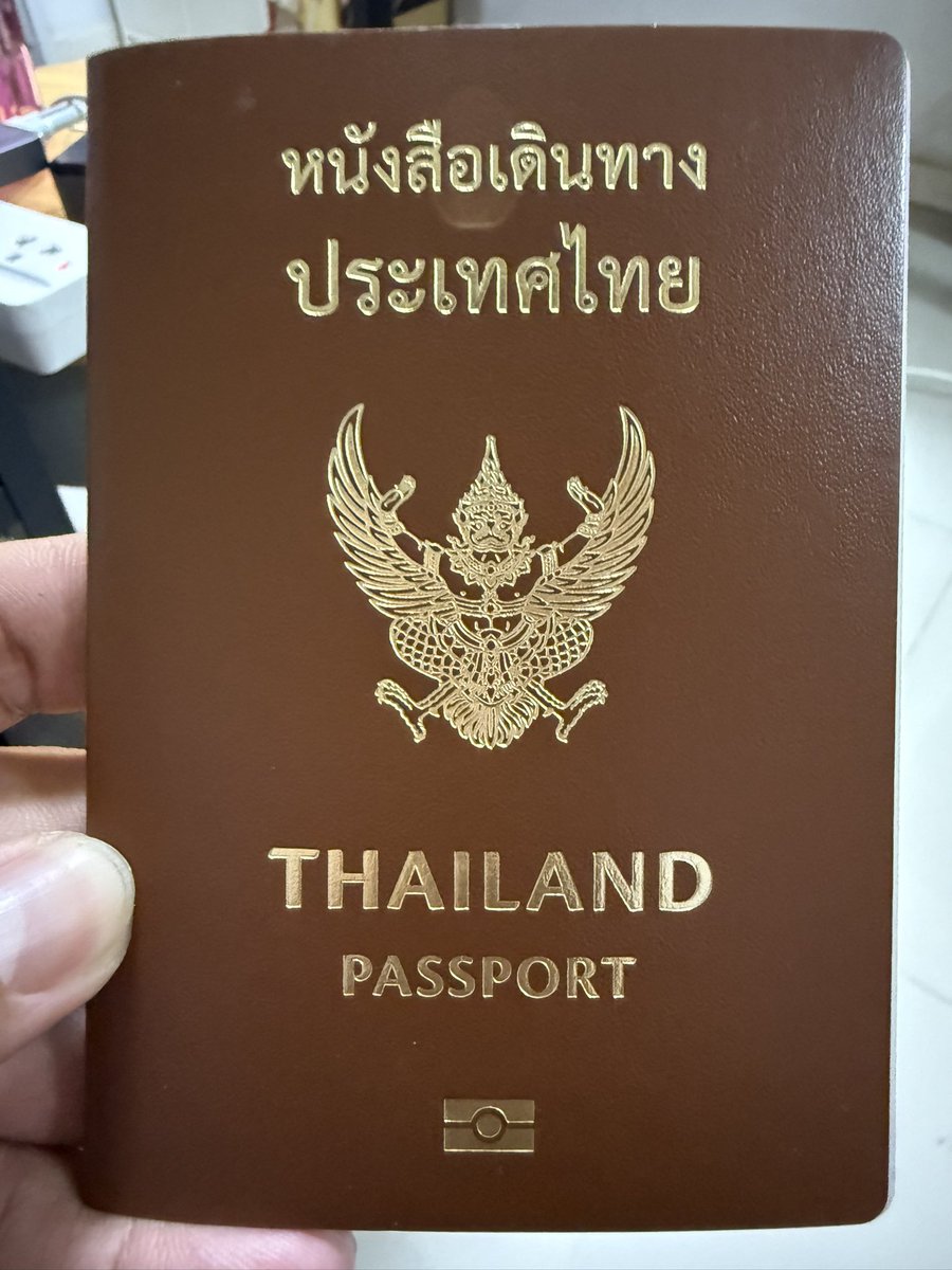 Basniixz's tweet photo. ความรู้รอบตัวเรื่อง "พาสปอร์ต" ปี 68 

พาสปอร์ต 10 ปี 1,500 บาท 
พาสปอร์ต 5 ปี 1,000 บาท
✈️ Update 36 ประเทศและดินแดน ที่คนไทยไปเที่ยวได้ #ไม่ต้องขอวีซ่า ปี 2568 แค่ถือพาสปอร์ตไทยก็เข้าประเทศไปเที่ยวได้เลยย ยย ✈️ มีดังนี้ 

🌍 ทวีปเอเชีย: 🌍
🇯🇵 ญี่ปุ่น* (15 วัน)
🇨🇳 จีน (30 วัน) *เริ่ม 1 มีนาคม 2567
🇨🇳 มณฑลไห่หนาน* (30 วัน) (เกาะทางใต้ของจีน)
🇹🇼 ไต้หวัน* (14 วัน) *ตั้งแต่ 1 สิงหาคม 2566 – 31 กรกฎาคม 2568
🇲🇻 มัลดีฟส์* (30 วัน)
🇱🇦 ลาว (30วัน) 
🇸🇬 สิงคโปร์* (30 วัน)
🇭🇰 ฮ่องกง (30 วัน)
🇻🇳 เวียดนาม (30 วัน)
🇲🇾 มาเลเซีย* (30 วัน)
🇮🇩 อินโดนีเซีย* (30 วัน)
🇵🇭 ฟิลิปปินส์* (30 วัน)
🇲🇲 เมียนมา (14 วัน) *International Airport Only 
🇰🇭 กัมพูชา (14 วัน)
🇲🇴 มาเก๊า (เขตบริหารพิเศษของสาธารณรัฐประชาชน จีน) (30 วัน)
🇧🇳 บรูไน* (14 วัน)
🇶🇦 กาตาร์* (30 วัน)
🇧🇭 บาห์เรน (14 วัน)
🇲🇳 มองโกเลีย (30 วัน)
🇬🇪 จอร์เจีย* (365 วัน)
🇰🇬 คีร์กีซ* (60 วัน) *ตั้งแต่ 1 สิงหาคม 2564 – 31 กรกฎาคม 2568 
🇮🇳 อินเดีย (30วัน **ให้เช็คกับสถานฑูตอีกครั้งจ้า**) 
🇹🇯 ทาจิกิสถาน* (30 วัน)
🇰🇿 คาซัคสถาน* (30 วัน)
🇮🇶 อิรัก (60 วัน **ให้เช็คกับสถานฑูตอีกครั้งจ้า**)
🇰🇷 เกาหลีใต้* (90 วัน) *ต้องกรอก K-ETA / ชำระค่าธรรมเนียม / รอผลอนุมัติผ่านอีเมลก่อน (หากไม่ได้ต้องขอวีซ่า) ➡️
 
______________

🌍 ทวีปยุโรป:🌍
🇦🇱 แอลเบเนีย* (90 วัน)  
🇷🇺 รัสเซีย (30 วัน) 
🇹🇷 ทูร์เคีย* (หรือ ตุรกี ทั้งฝั่งทวีปยุโรปและเอเชีย) (30 วัน) 
______________

🌍  ทวีปอเมริกาใต้:🌍
🇦🇷 อาร์เจนตินา (90 วัน)
🇧🇷 บราซิล (90 วัน) 
🇨🇱 ชิลี (90 วัน) 
🇪🇨 เอกวาดอร์* (90 วัน)
🇵🇪 เปรู (90 วัน)
______________

🌍  ทวีปอเมริกากลาง:🌍
🇵🇦 ปานามา* (180 วัน)
______________

🌍  ทวีปแอฟริกา:🌍
🇿🇦 แอฟริกาใต้* (30 วัน)
🇸🇨 เซเชลส์ (30 วัน)
🇰🇪 เคนย่า (90 วัน)
______________

🌍 ทวีปโอเชียเนีย (หมู่เกาะในมหาสมุทรแปซิฟิก)
🇻🇺 วานูอาตู* (30 วัน) 
______________

🌍 #ประเทศที่สามารถขอ Visa on Arrival (VOA) ได้ ปี 2568*
🇯🇴 จอร์แดน (30 วัน)
🇴🇲 โอมาน (30 วัน)
🇳🇵เนปาล (15 / 30 / 90 วัน)
🇧🇴 โบลิเวีย (30 วัน)
🇫🇯 ฟิจิ  (4 เดือน)
🇳🇺 นีอูเอ (30 วัน)
🇸🇧 หมู่เกาะโซโลมอน (3 เดือน)
🇹🇱 ติมอร์-เลสเต (30 วัน)
🇧🇭 บาร์เรน (14 วัน)
🇳🇮 นิการากัว (30 วัน)

📍📍*หมายเหตุ : 📍📍
- ขอบคุณข้อมูลอ้างอิงจาก #กรมการกงสุล (และเพิ่มเติมข้อมูล Update ล่าสุด) *แก้ไขข้อมูลเพิ่มเติมอ้างอิงจากข้อมูลกรมการกงสุลเป็นหลัก แยกตามทวีปให้ดูง่ายขึ้น
- ตัวเลขในวงเล็บ = จำนวนวันที่พำนักอยู่ได้ในประเทศปลายทาง 
- * (หลังชื่อประเทศ) คือ ประเทศและดินแดนที่ประกาศยกเว้นการตรวจลงตราแก่ไทยฝ่ายเดียว ที่เหลือนอกนั้นคือ ประเทศที่ทำความตกลงทวิภาคีกับไทย
- การขอ Visa on Arrival อาจมีค่าธรรมเนียมตามแต่ละประเทศ และข้อมูลต่าง ๆ อาจมีการเปลี่ยนแปลงได้ กรุณาตรวจสอบทุกครั้งก่อนเดินทาง
- กรุณาตรวจสอบข้อมูลอัพเดทประเทศปลายทางอีกครั้งก่อนเดินทาง เนื่องจากเป็นการอนุญาตของประเทศปลายทางซึ่งอาจมีการเปลี่ยนแปลงได้ ❤🫰