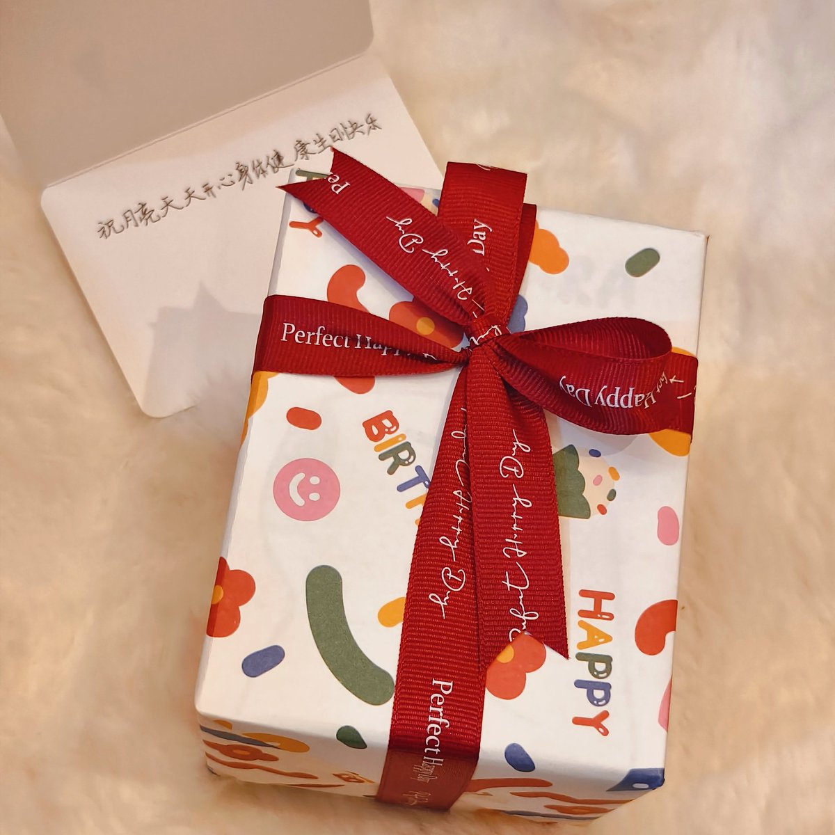 记录一下老婆送的生日礼物🎁 @Daydreamgirl99 
已经是第三年了～每一年的交换礼物都很喜欢很感动，能有这么可爱的老婆是我上辈子修来的福气(๑'ᴗ')=͟͟͞͞➳🌹 https://t.co/OxfbN7X4FH