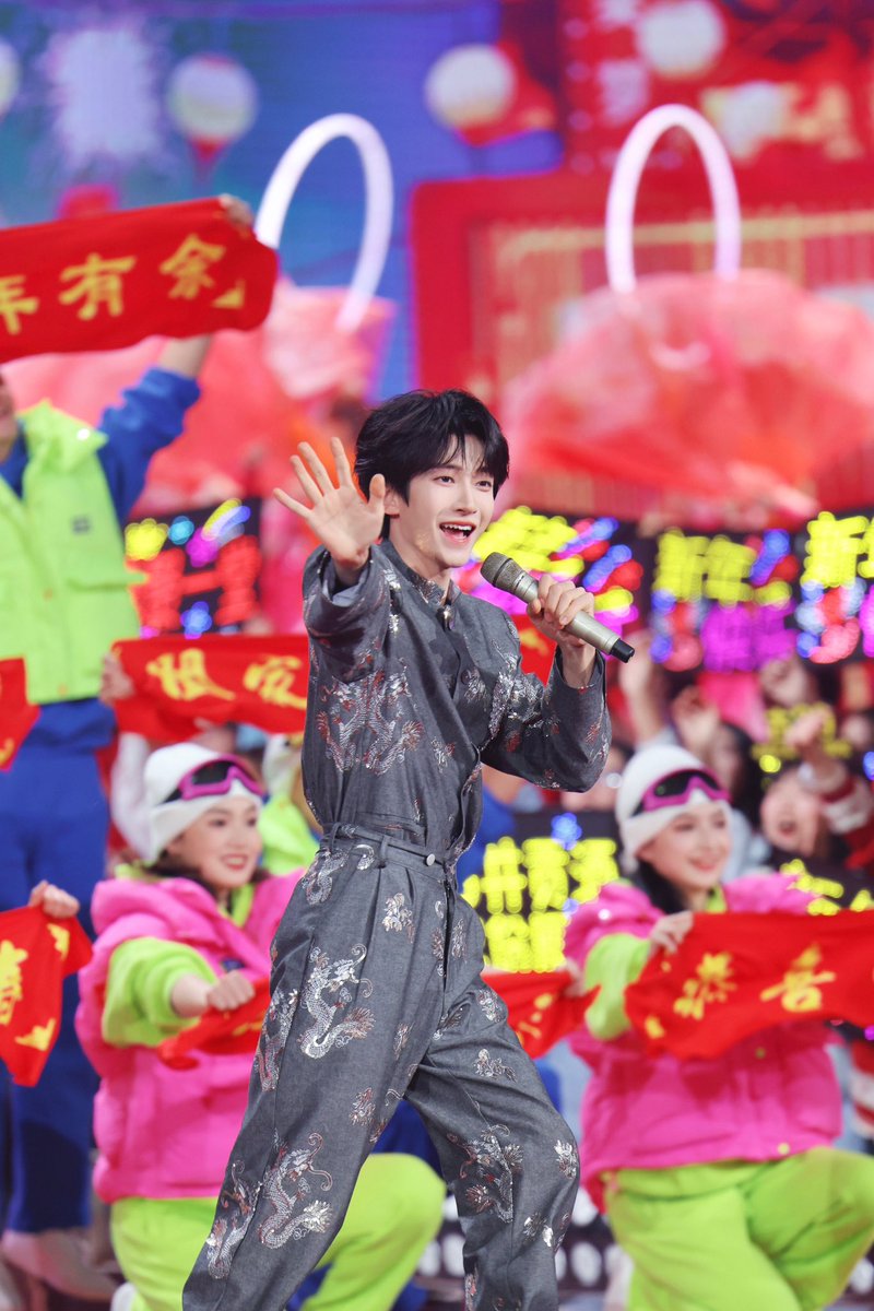 Liuyu_Fanclub's tweet photo. 250127 LIU YU STUDIO Weibo Update

Listen to Liu Yu's 「Happy New Year」✨

#Liuyu #刘宇 #劉宇 
#リュウユ #리우위 #หลิวอวี่ #LưuVũ
#AHTV #安徽卫视 #安徽卫视春晚 https://t.co/6QiBXkO2J9