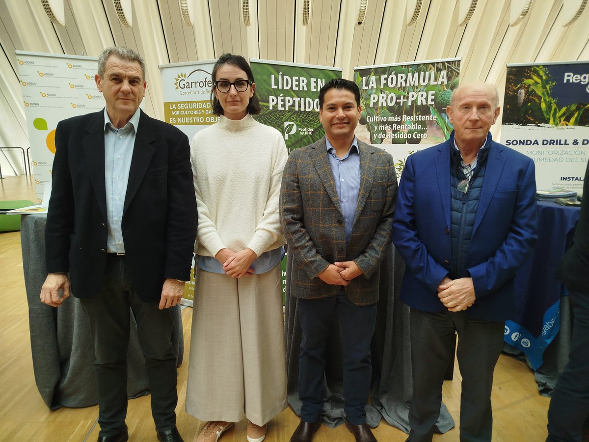 Ángel Marín, director de Plant Health Care Europa y María del Mar López, director técnica de PHC, con el presidente de  Asociación de Productores de Aguacate (ASOPROA), Celestino Recatalá y el presidente de la Asociación Valenciana de Agricultores (AVA-ASAJA), Cristóbal Aguado.