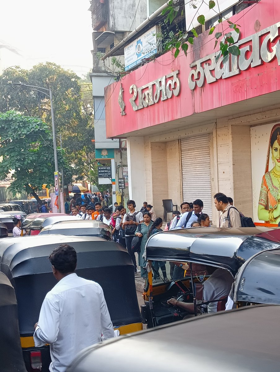 ITS_NICK_13's tweet photo. @QueenofThane 
Daily Traffic Woes in Thane Station Area Every morning between 9 and 10 AM, the area near Thane station, especially around Gaondevi Circle, becomes a traffic nightmare. Buses and rickshaws are stucks, while commuters crowd the roads waiting for rickshaws. https://t.co/AR23qb8Z9w