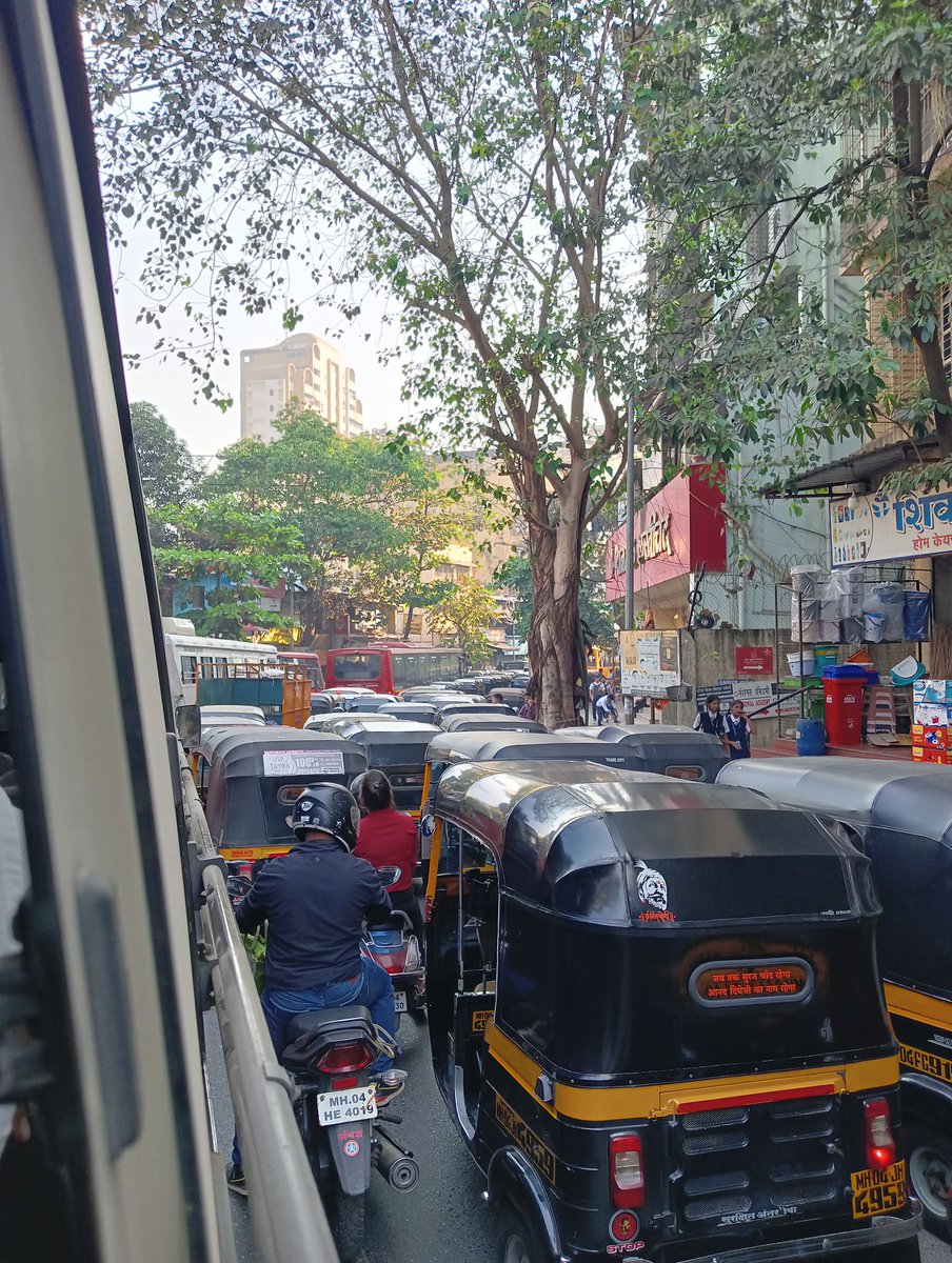 ITS_NICK_13's tweet photo. @QueenofThane 
Daily Traffic Woes in Thane Station Area Every morning between 9 and 10 AM, the area near Thane station, especially around Gaondevi Circle, becomes a traffic nightmare. Buses and rickshaws are stucks, while commuters crowd the roads waiting for rickshaws. https://t.co/AR23qb8Z9w