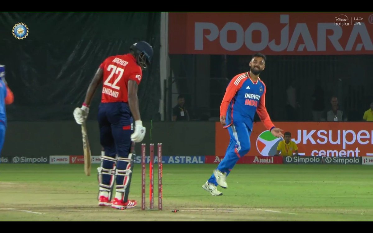 CricCrazyJohns's tweet photo. FIVE wicket haul vs South Africa.
FIVE wicket haul vs England.

VARUN RULING T20I FOR INDIA...!!!! 📢 https://t.co/TOywczYtGc