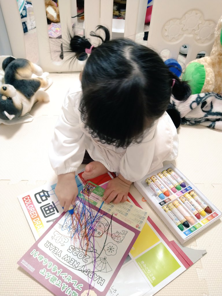 princessedechat's tweet photo. クレヨンの色選びのセンスがなかなか笑
ご飯の時用の長袖エプロンなんだけど、
お洋服汚したくないから
クレヨン遊びの時着せてて、
とっても重宝してる(^^)
洗ってもすぐ乾くし、
防水だし、可愛いし、お気に入り💓🐰
しろくま柄も持ってる🐻
#aboo https://t.co/9jWpHSmEiH