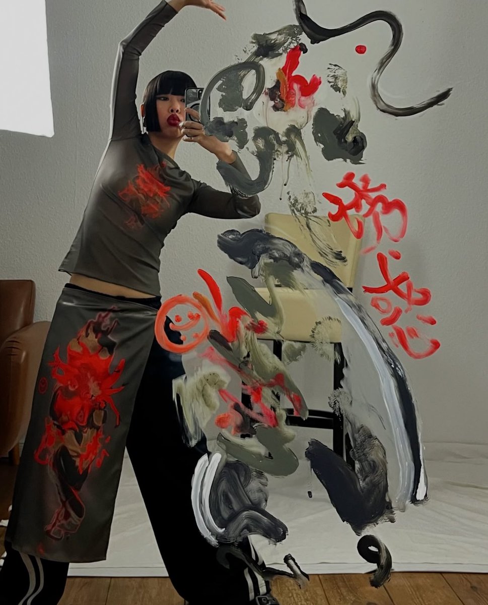 This girl paints her outfits on her mirror!