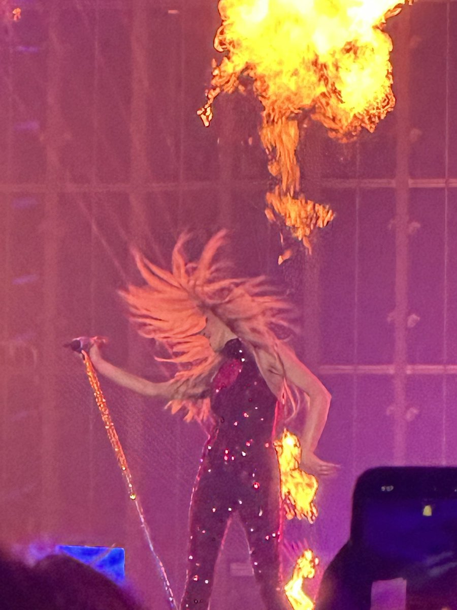 20jenna12's tweet photo. @KelseaBallerini Thought this was cool with the pyro! https://t.co/WGctdyCY8w