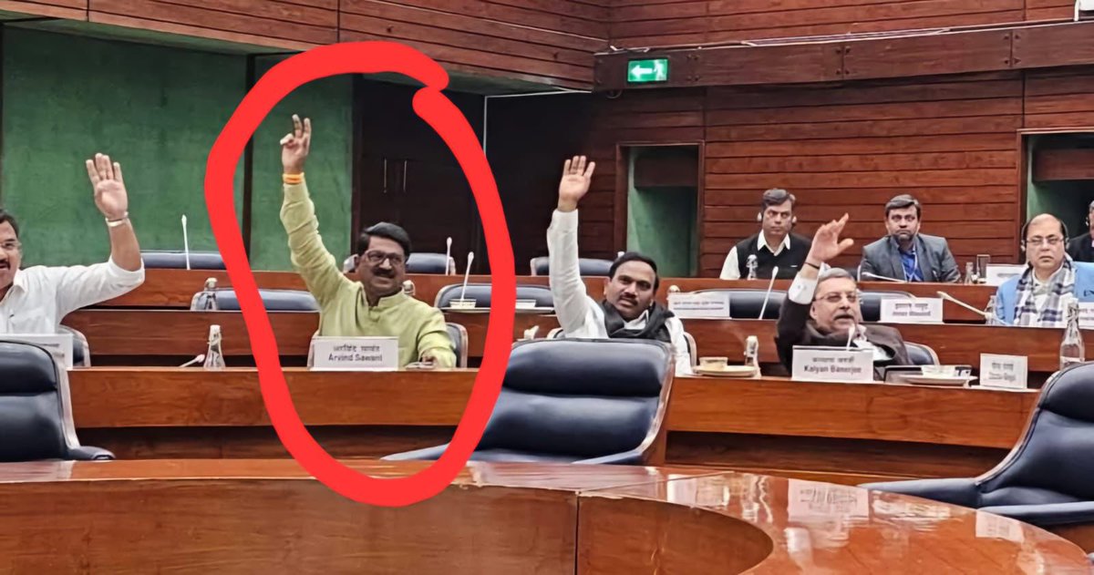 SunainaHoley's tweet photo. हाच तो @OfficeofUT चा खासदार @AGSawant ज्याने वक्फच्या मनमानीला, लॅन्ड जिहादला पाठिंबा दिला आहे. 
ज्या वक्फने हिंदू शेतकऱ्यांच्या आपल्या देवस्थानाच्या जमिनी बळकावल्या त्या वक्फ बोर्डाच्या सुधारणा बिलाच्या विरोधात याने मतदान केलं.

हे आहे यांचं वेगळं हिंदुत्व.. 

यांना सूड कुणाचा घ्यायचाय हे तर महाराष्ट्राच्या जनतेला कळलंच आहे..
