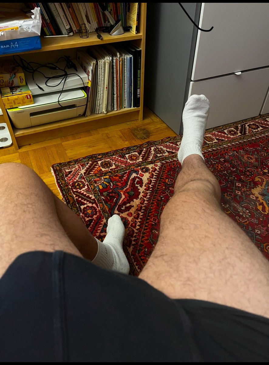 Rt si tu veux lécher mes pieds et me renifler la queue #cashmaster #master #moneyslave #slave #feet #bulge #bi #gay #arabe