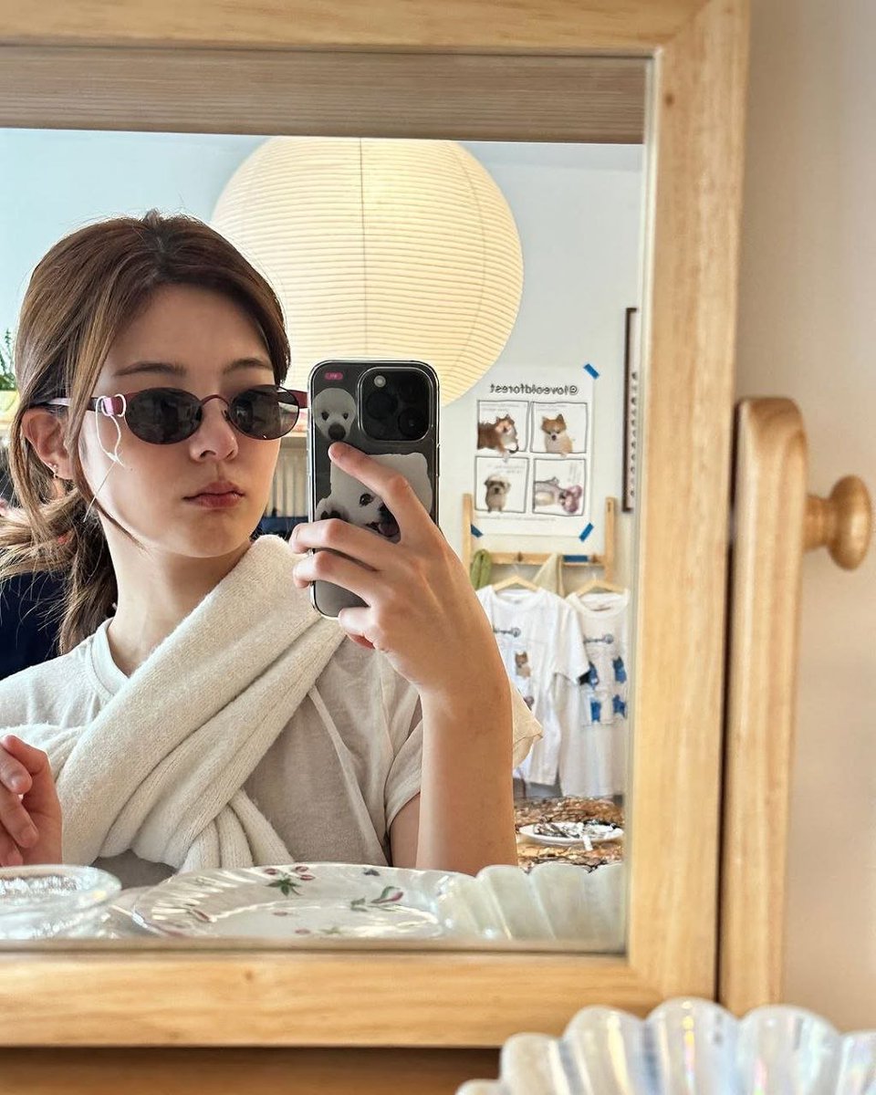 Oulia's tweet image. messy but chic. 
bet you're secretly into that,