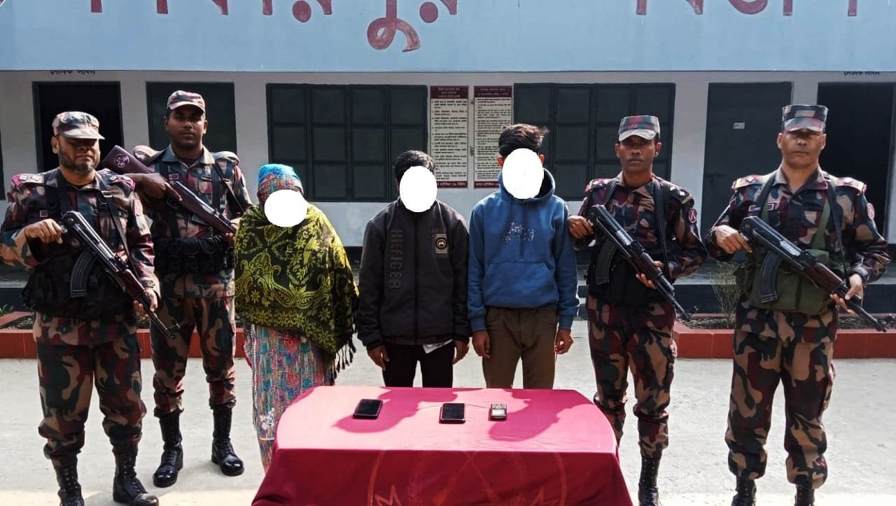 অবৈধ ভাবে ভারতে যাওয়ার সময় ৩ বাংলাদেশি আটক