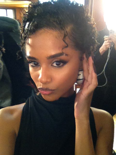 lyasssssss's tweet image. asked people at the Jacquemus show to do selfies w my iPhone 4s and turns out they all ate