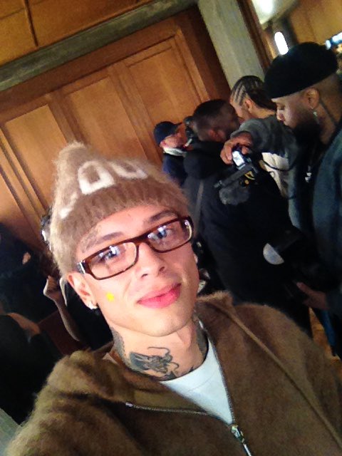 lyasssssss's tweet image. asked people at the Jacquemus show to do selfies w my iPhone 4s and turns out they all ate