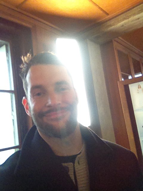 lyasssssss's tweet image. asked people at the Jacquemus show to do selfies w my iPhone 4s and turns out they all ate