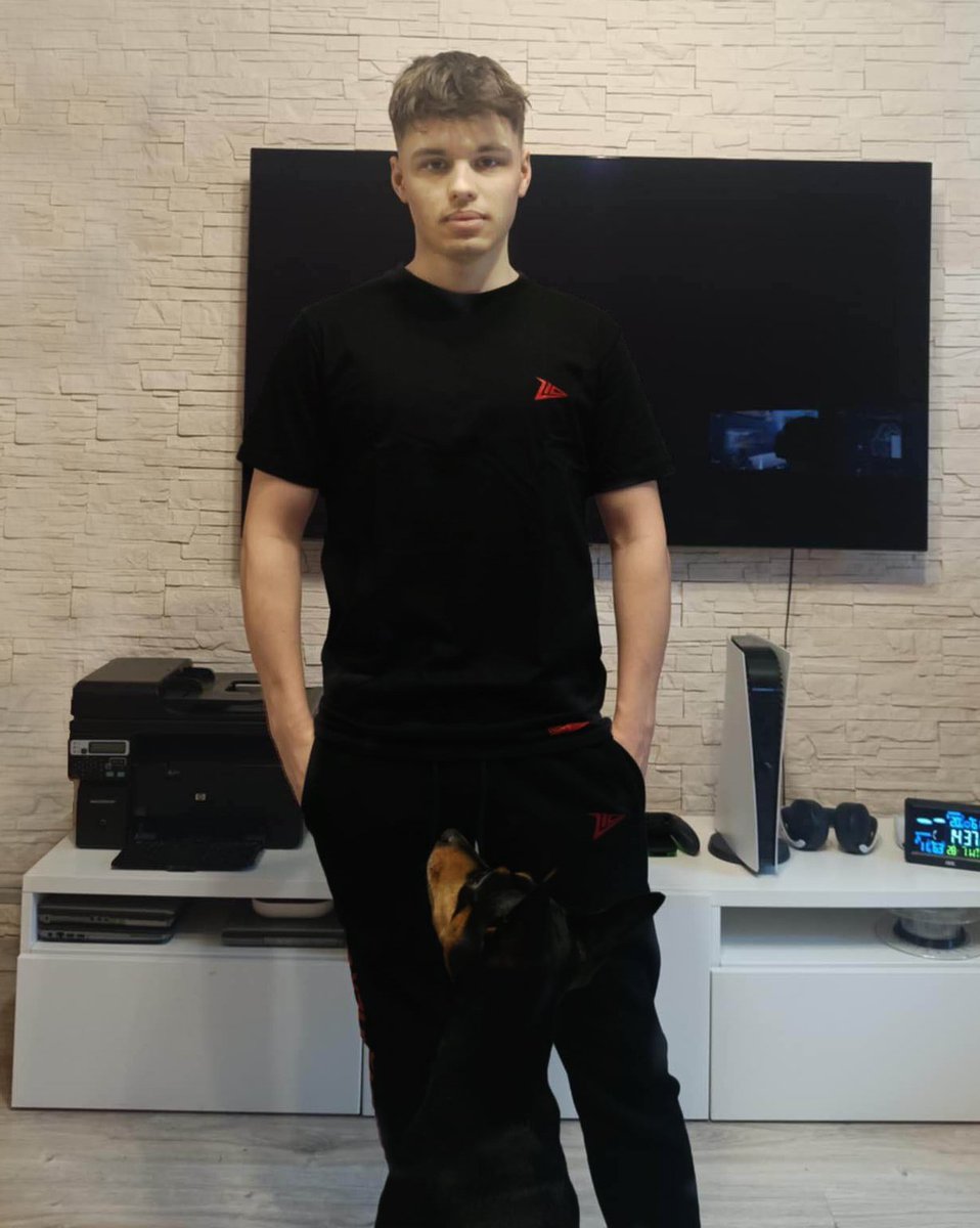 The <a href="/Z10esports/">Z10 Esports</a> crew hooked me up with fresh merch, and my dog approves!🐕🔥 Time for more wins! #Z10WIN