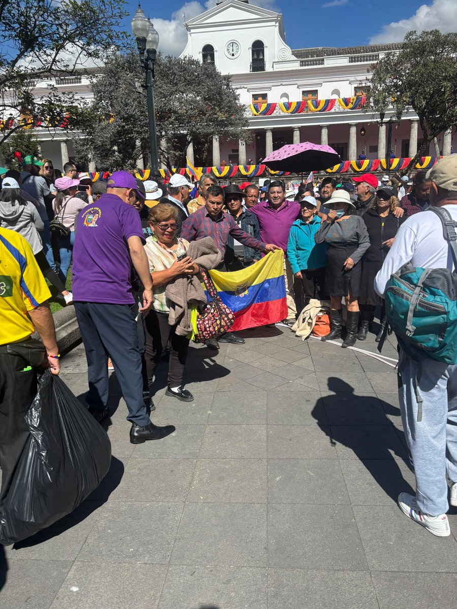 La visita a Quito de Edmundo González político venezolano es un acto proselitista, en los exteriores de Carondelet y en la Plaza Grande militantes de ADN están en un acto de campaña. La invitación al dichoso almuerzo tenía un fin electoral, Noboa en estado puro.