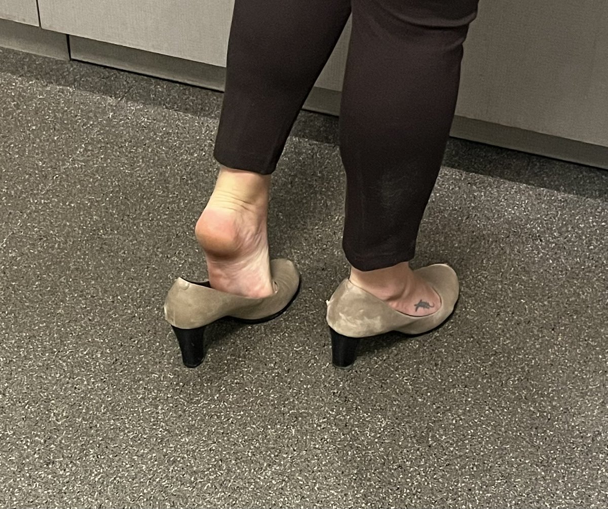 FeetBank80's tweet photo. @FeetbyBethany teasing with some shoe play while at work yesterday…😏 https://t.co/FmBeBsZxU0