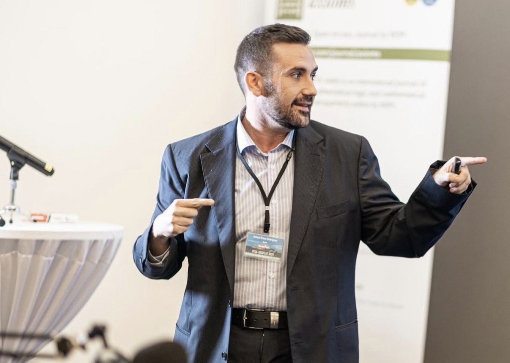 👏El professor de la #URV Antoni Brosa rep el guardó a la millor tesi en lingüística de l’estat. La Sociedad Española de Lingüística ha reconegut el seu treball sobre els universals lingüístics per la metodologia interdisciplinària i innovadora. Enhorabona!